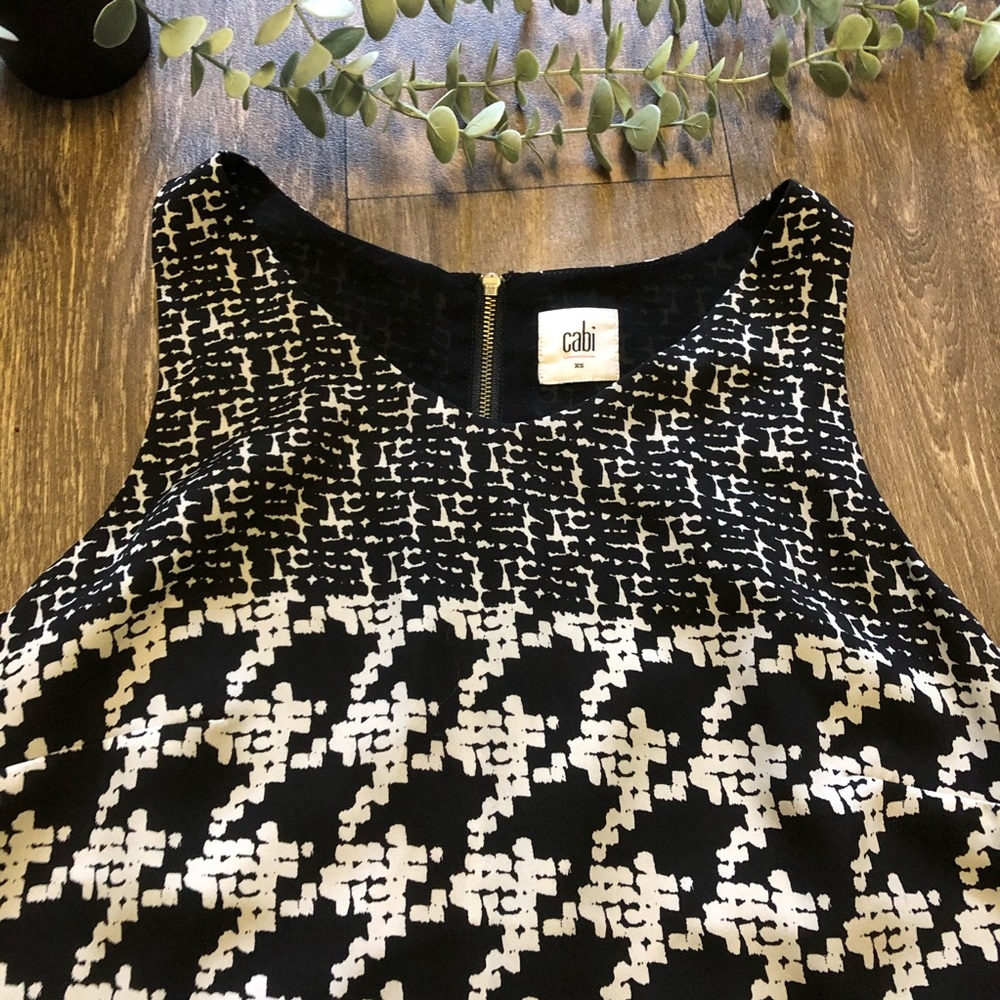 4/$25CAbi Black White Print Sleeveless Top Size XS - Picture 4 of 9